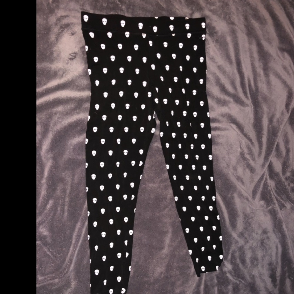 Skull with heart eyes VS PINK leggings